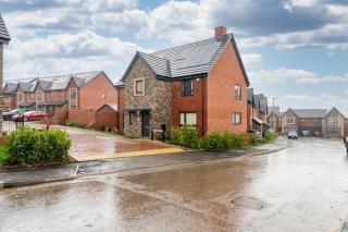 4 Bedroom Contractor & Family Home in Bristol - 9