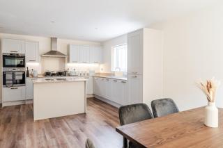 4 Bedroom Contractor & Family Home in Bristol - 8
