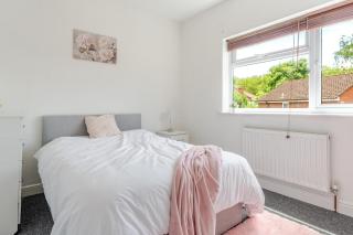 3-Bedroom Contractor & Family House In Bristol - 5