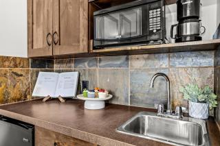 Slopeside Mountain Studio with Hot Tub and Gym - 8