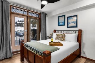 Slopeside Mountain Studio with Hot Tub and Gym - 0