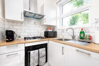 Long Stay 4BR with Free Parking and Garden. - 3