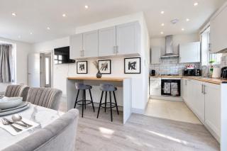Long Stay 4BR with Free Parking and Garden. - 2
