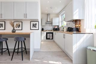 Long Stay 4BR with Free Parking and Garden. - 1