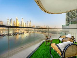 Lux 4 Bed with Views overlooking Private Beach - Dubai - 3