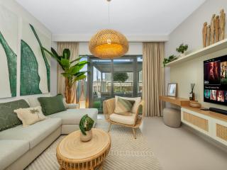 Unique Beach Villa in Dubai Harbour steps to Beach Marina Skyline Views - 3