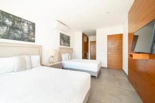 3BR Condo with Rooftop Pool & Parking - 1