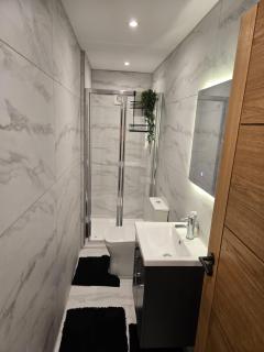 Modern Private Guest House - Free Parking - 9