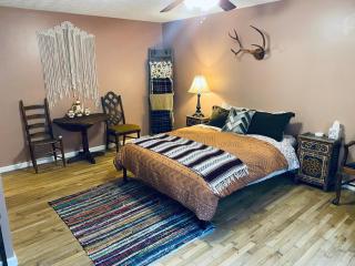 Shasta Valley Eclectic Cabin On 20 acres RRG - 1