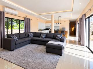 Zambira Holiday Home - 8