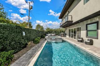 Lavish Luxuries in Old Town - 6