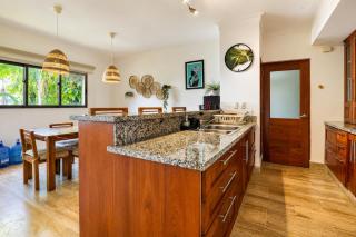 Modern 2BR Apt with Pool near Punta Popy & Town - 8