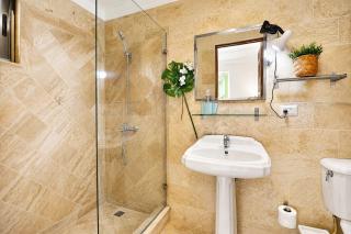 Modern 2BR Apt with Pool near Punta Popy & Town - 1