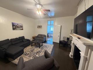 Budget 2BR Crash Pad - East Carson St and Parking - 0