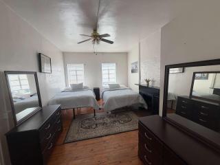 Budget 2BR Crash Pad - East Carson St and Parking - 7