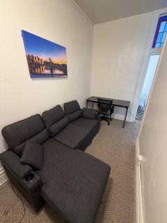 Budget 2BR Crash Pad - East Carson St and Parking - 5