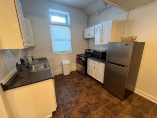Budget 2BR Crash Pad - East Carson St and Parking - 3