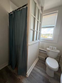 Budget 2BR Crash Pad - East Carson St and Parking - 2