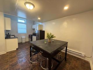 Budget 2BR Crash Pad - East Carson St and Parking - 1