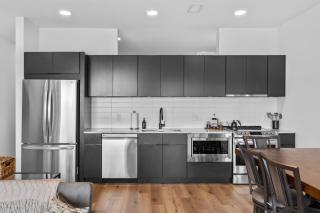 River View 2-Bedroom Apartment with Free Garage Parking - 5