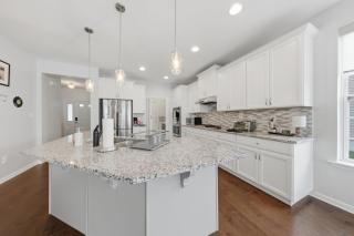 Executive 1-Story Fast Wi-Fi, Desk & Full Kitchen - 5