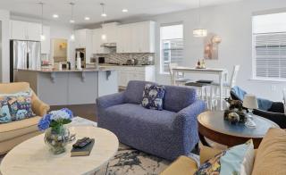 Executive 1-Story Fast Wi-Fi, Desk & Full Kitchen - 3
