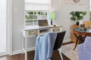 Executive 1-Story Fast Wi-Fi, Desk & Full Kitchen - 1