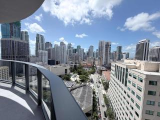 Luxury High Floor and Balcony 2205 Near Metro - 7