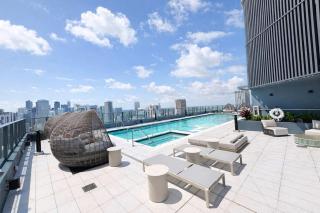 Luxury High Floor and Balcony 2205 Near Metro - 4