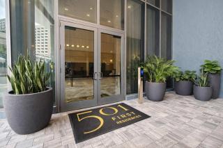 Luxury High Floor and Balcony 2205 Near Metro - 1