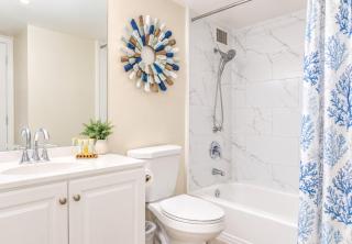643- Beachfront Condo with Unobstructed Ocean Views- Ilikai Collection 11- Sleeps 6. - 6