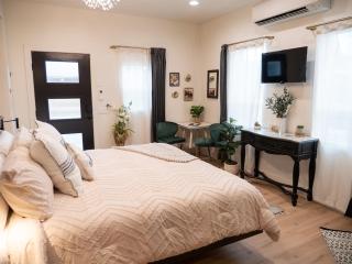 Downtown Boise Sunset Ave Romantic Private Suite - 5