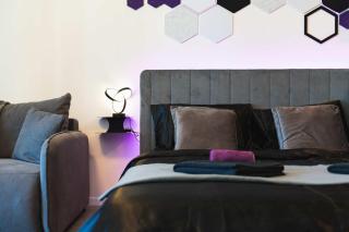 BNB Metropolis Retreat with Balcony and Parking - 2