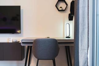 BNB Metropolis Retreat with Balcony and Parking - 5