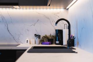 BNB Metropolis Retreat with Balcony and Parking - 4