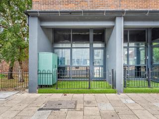 Wakefield City Centre 1-Bed Apartment Sleeps 3 - 9