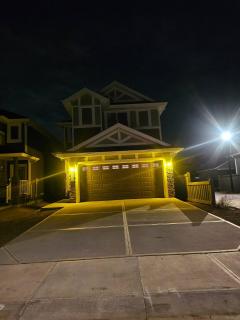 SwitHome Glen Near Yeg Airport 5 beds 25 baths - 2