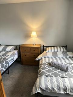 Affordable 3 Bedroom House,Sleeps 5,Free parking,close to City, Home from Home - 9