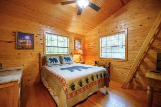 Bear Hug Hot Tub Fire Pit, Pet-Friendly Escape - 9