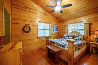Bear Hug Hot Tub Fire Pit, Pet-Friendly Escape - 8