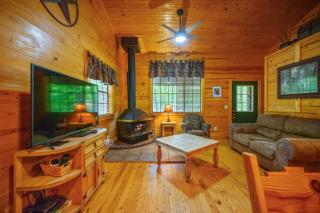 Bear Hug Hot Tub Fire Pit, Pet-Friendly Escape - 7