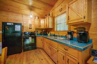 Bear Hug Hot Tub Fire Pit, Pet-Friendly Escape - 6