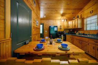 Bear Hug Hot Tub Fire Pit, Pet-Friendly Escape - 2