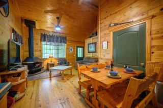 Bear Hug Hot Tub Fire Pit, Pet-Friendly Escape - 1
