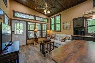 Cozy Tinyhouse w Hot Tub Hochatown Little Bear - 2