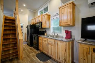 Bigfoot Tinyhouse w Hot Tub in Broken Bow - 8