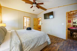 Rocky Creek Cabin Hot Tub, Pool Table & More - 3