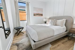 Expansive Luxury Duplex with Shared Pool - Austin - 3