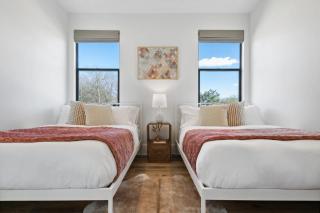 Expansive Luxury Duplex with Shared Pool - Austin - 7