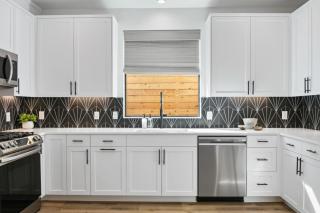 Expansive Luxury Duplex with Shared Pool - Austin - 9